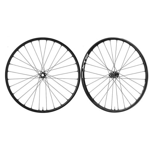 Två svarta cykelhjul med tunna ekrar av metall visas sida vid sida mot en vit bakgrund. Det högra hjulet har en logotyp på fälgen. Båda hjulen har centrala nav och saknar däck.