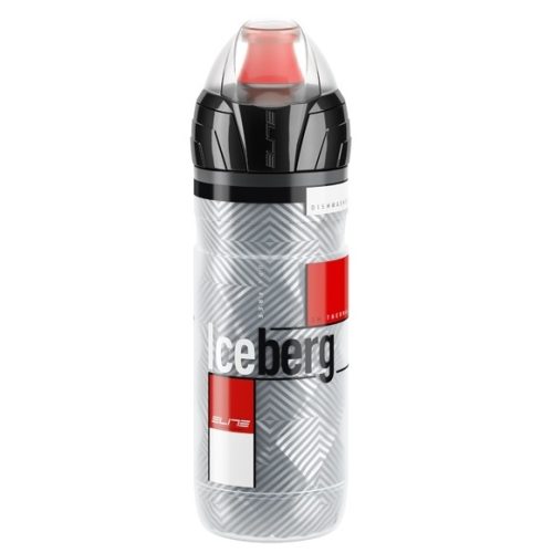 En sportvattenflaska i plast med svart lock, transparent topp och rött munstycke. Flaskan har ett grått geometriskt mönster och ordet "Iceberg" i stora bokstäver med röda och vita accenter.
