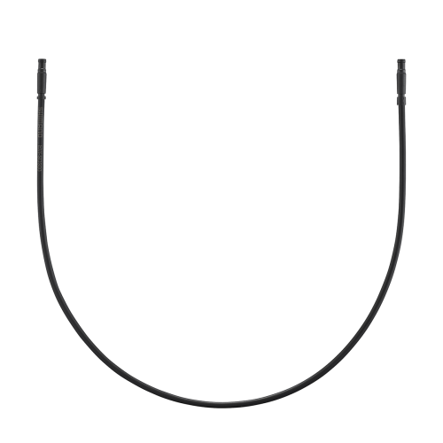 En enda svart kabel med kontakter i båda ändar, placerad i en U-form mot en vit bakgrund.
