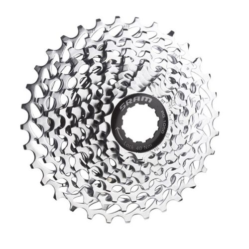 Närbild av en silverfärgad SRAM-cykelkassett med flera kedjehjul av stål som är placerade i ett spiralmönster runt ett centralt nav.