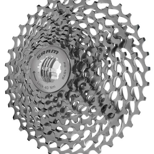 Närbild av en silverfärgad SRAM-cykelkassett med flera kedjehjul i ett cirkulärt mönster, som visar kugghjul och den centrala låsmekanismen märkt "Lock 40 Nm".