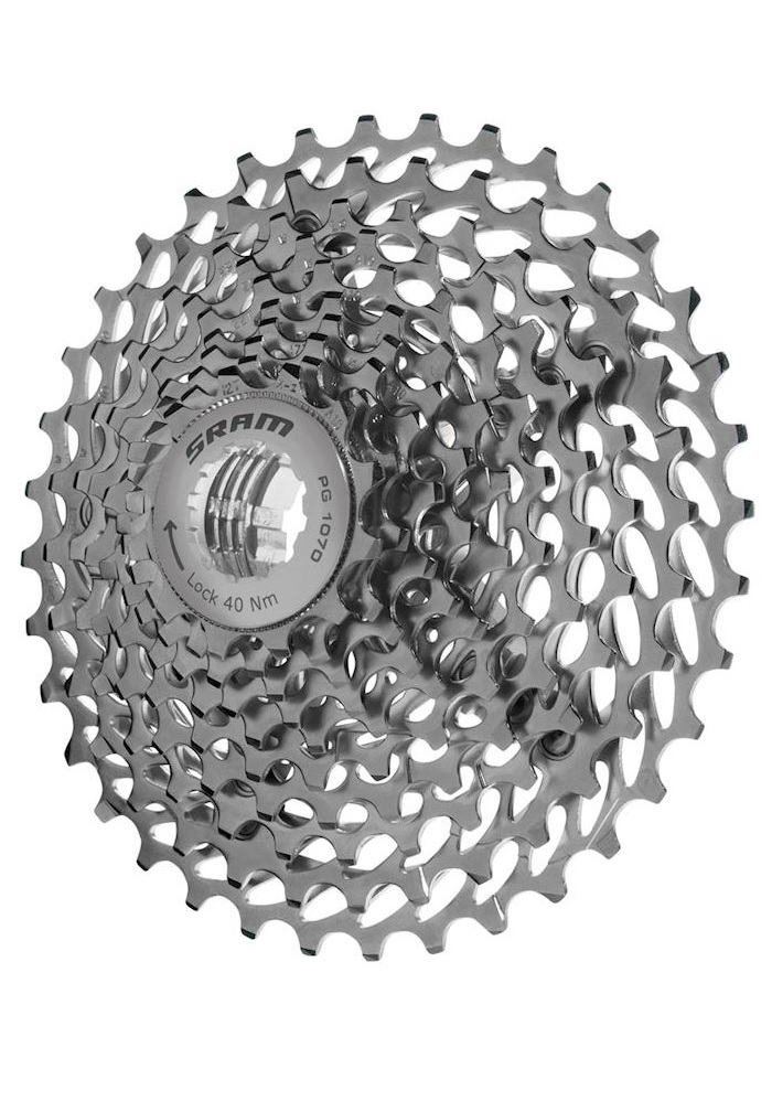 Kassett-PG1070.jpg Närbild av en silverfärgad SRAM-cykelkassett med flera kedjehjul i ett cirkulärt mönster, som visar kugghjul och den centrala låsmekanismen märkt "Lock 40 Nm".