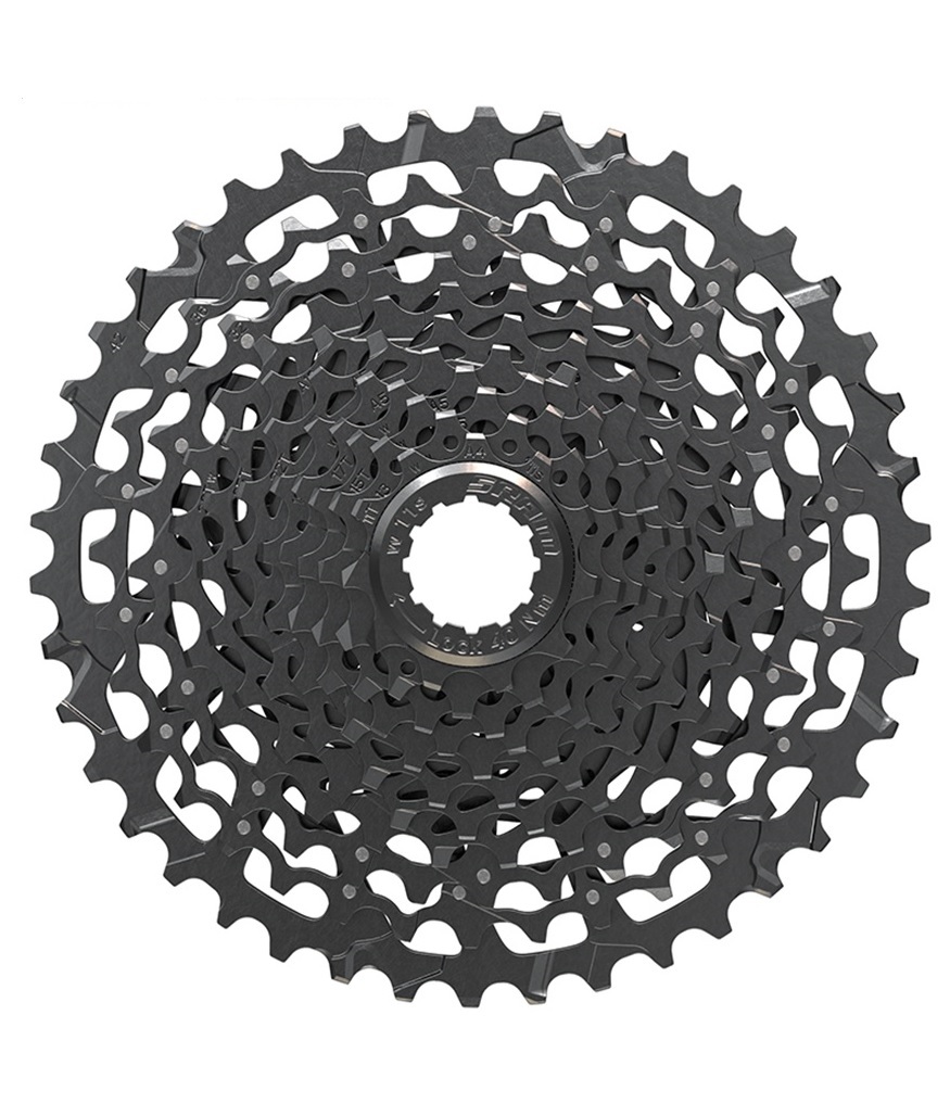 Kassett-PG1130-11-42.jpg En närbild av en svart cykelkassett med flera växlar i ett cirkulärt mönster, sedd uppifrån mot en vit bakgrund.