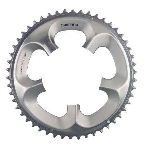 En silverfärgad Shimano-kedjekrans för cyklar med jämnt fördelade tänder, fyra monteringshål och varumärket tryckt upptill.