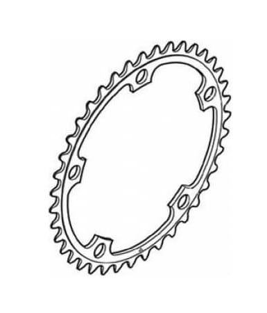 Klinga-FC6600-39.jpg En svartvit linjeteckning av en cykelkedja med tänder runt ytterkanten och flera bulthål för montering, sedd i vinkel.