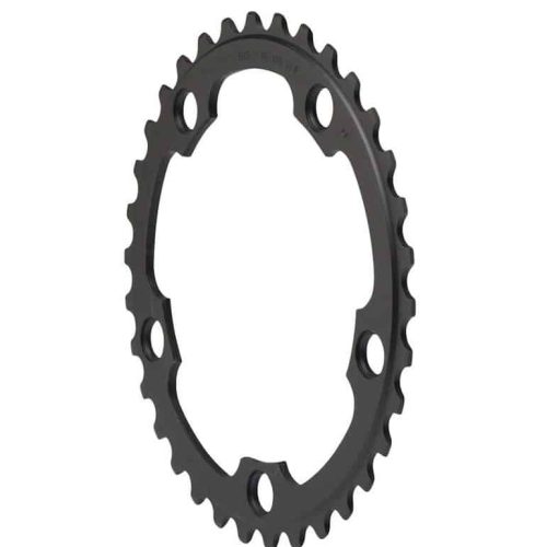 En cykelkedja i svart metall med jämnt fördelade tänder runt kanten och fem monteringshål nära mitten. Kedjeringen visas mot en vit bakgrund.