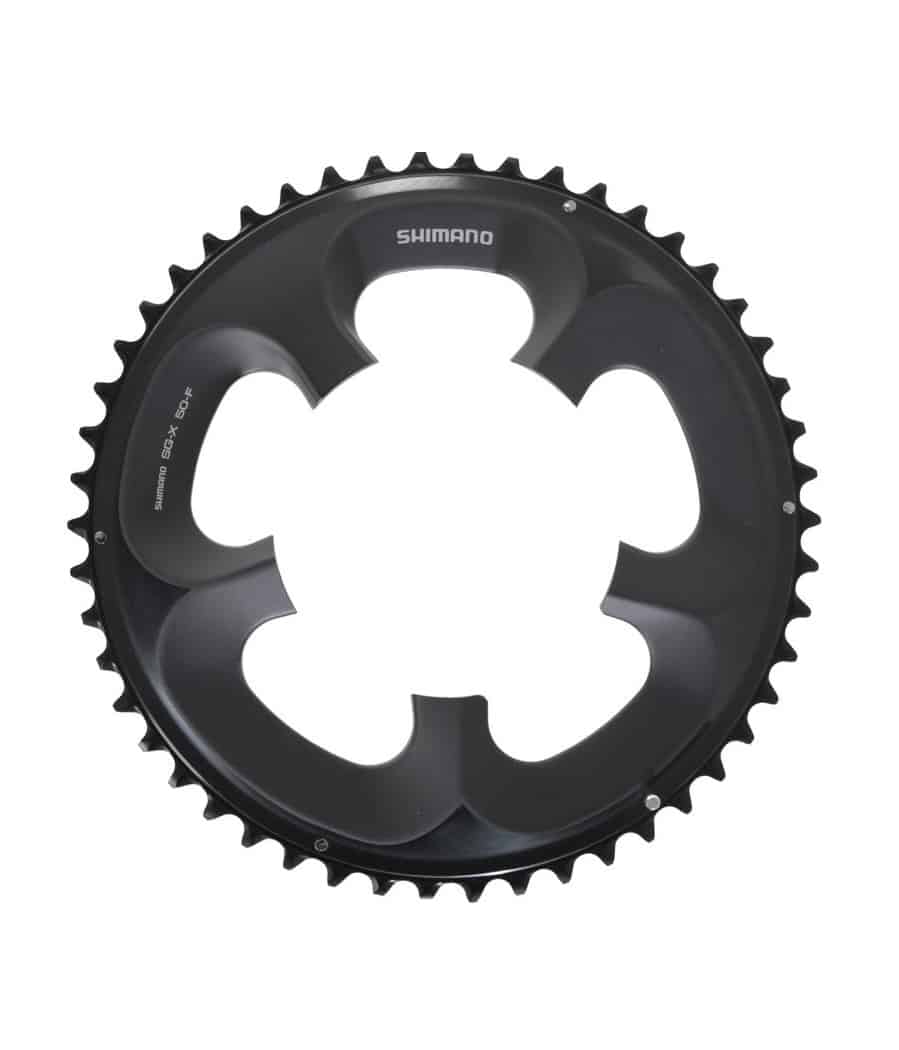 Klinga-FC6750-50G.jpg En svart Shimano cykelkedjekrans med 50 tänder, med fyra stora utskurna sektioner och en matt finish, sedd uppifrån mot en vit bakgrund.