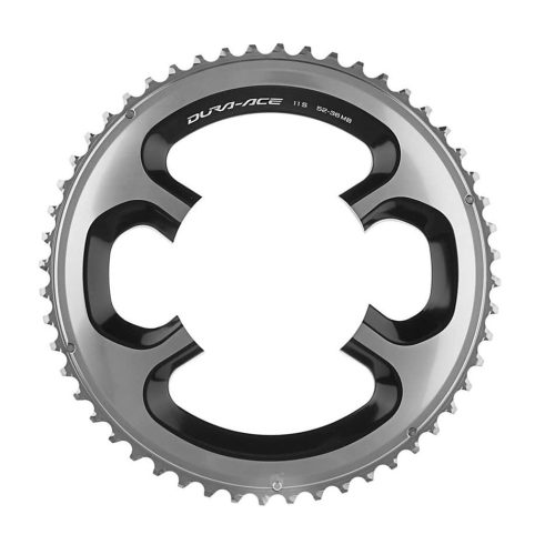 Närbild av en rund cykelkedja med vassa metalltänder och fyra utskurna armar. Orden "Dura-Ace 11S" är tryckta på den övre delen. Ytan är metalliskt silver och svart.