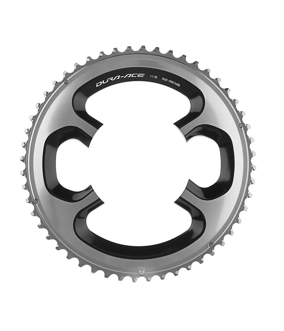 Klinga-FC9000-5.jpg Närbild av en rund cykelkedja med vassa metalltänder och fyra utskurna armar. Orden "Dura-Ace 11S" är tryckta på den övre delen. Ytan är metalliskt silver och svart.