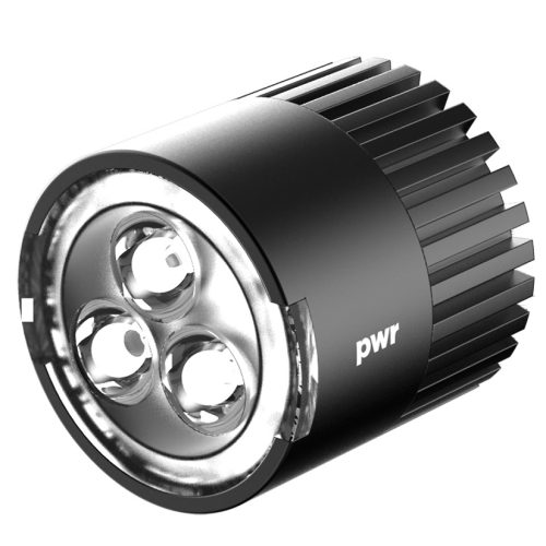 En svart cylindrisk LED-huvudenhet för cykelljus med tre glödlampslinser och en räfflad, värmeavledande kropp. Ordet "pwr" är tryckt på sidan i vit text.