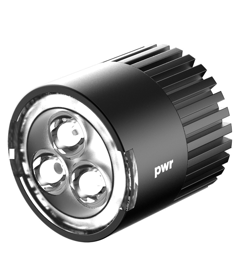 Knog-Pwr-Lighthead-1100.jpg En svart cylindrisk LED-huvudenhet för cykelljus med tre glödlampslinser och en räfflad, värmeavledande kropp. Ordet "pwr" är tryckt på sidan i vit text.