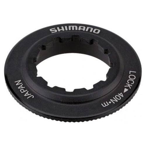 En svart Shimano cykellåsring med skårade innerkanter, vit text med texten "SHIMANO", "JAPAN" och "LOCK 40N-m" på den plana yttre ytan.