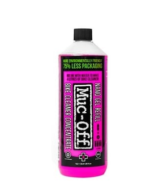 En flaska Muc-Off Nano Gel Refill Bike Cleaner Concentrate med svart lock och en ljusrosa etikett som framhäver att den använder 75% mindre förpackningar.