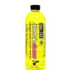 En genomskinlig plastflaska fylld med gul vätska märkt "Muc-Off Drivetrain Cleaner" med svart lock, fotograferad mot en vit bakgrund.