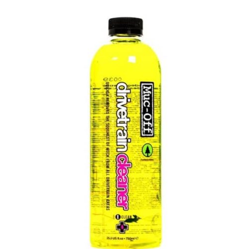 En genomskinlig plastflaska fylld med gul vätska märkt "Muc-Off Drivetrain Cleaner" med svart lock, fotograferad mot en vit bakgrund.