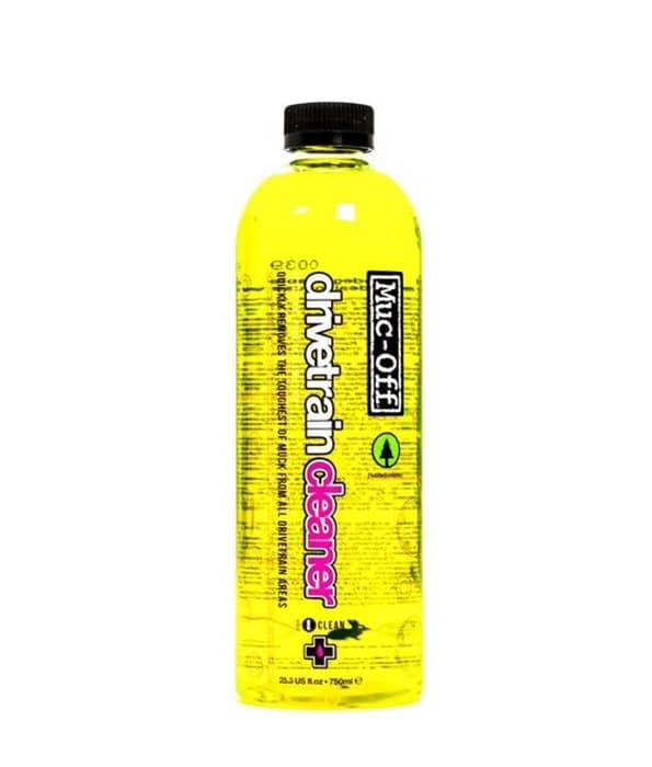 MUC-OFF-Bio-Drivetrain-Cleaner.jpg En genomskinlig plastflaska fylld med gul vätska märkt "Muc-Off Drivetrain Cleaner" med svart lock