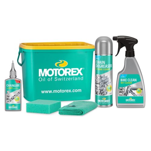 Ett Motorex cykelrengöringsset med en gul och grön hink, kedjeavfettningsspray, cykelrengöringsspray, kedjesmörjflaska, grön svamp och en grön mikrofiberduk, alla placerade sida vid sida.