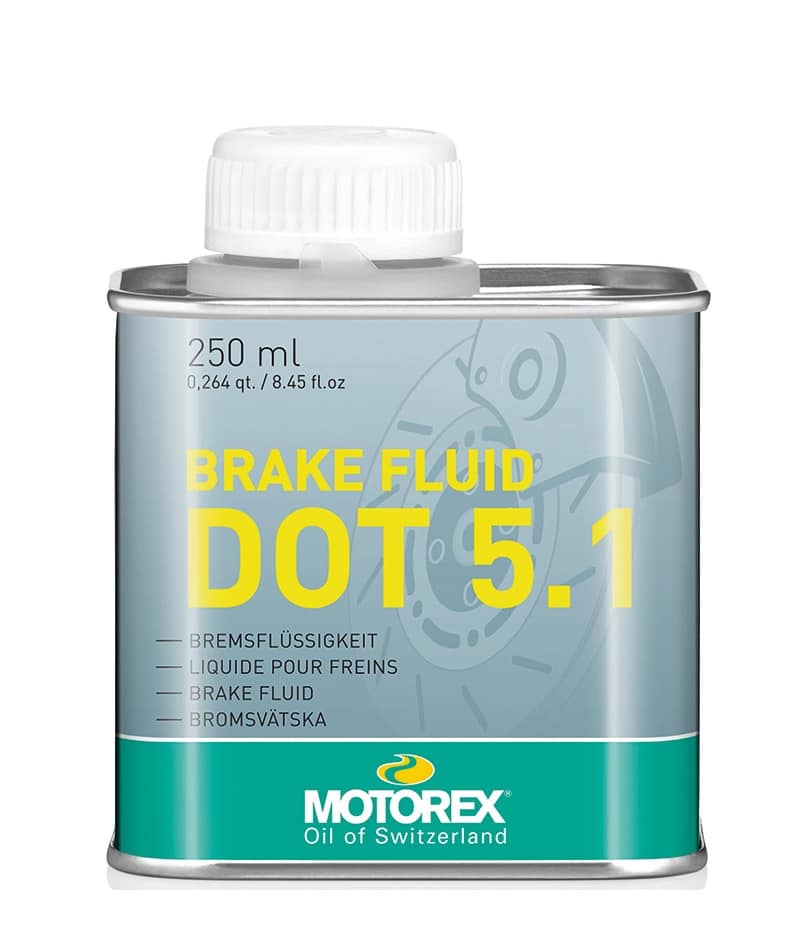Motorex-bromsolja-DOT-51-250ml.jpg En rektangulär metalldunk med vitt skruvlock märkt "Motorex DOT 5.1 Brake Fluid" i gul och vit text
