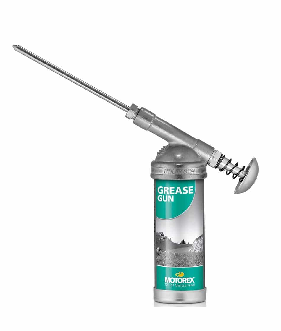 Motorex-fettspruta.jpg En fettspruta av metall med ett långt, smalt munstycke och ett draghandtag, med en Motorex-märkt etikett på den cylindriska kroppen.