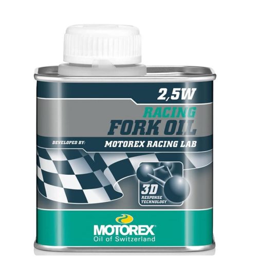 En rektangulär metallbehållare med Motorex Racing Fork Oil 2.5W, med ett vitt skruvlock, en grafik med rutig flagga och varumärkesdetaljer på en grå och tealfärgad etikett.