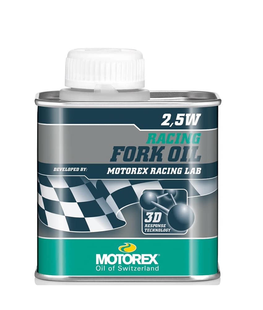 Motorex-forkoil-25w.jpg En rektangulär metallbehållare med Motorex Racing Fork Oil 2.5W, med ett vitt skruvlock, en grafik med rutig flagga och varumärkesdetaljer på en grå och tealfärgad etikett.