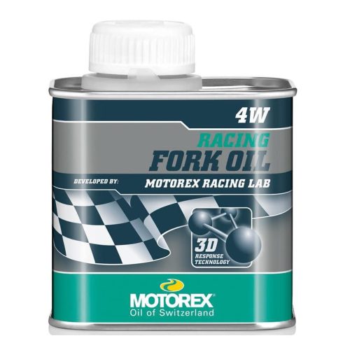 En rektangulär metallbehållare med Motorex Racing Fork Oil 4W med vitt lock, med en rutig flagga och varumärkestext, inklusive "Oil of Switzerland" längst ned.