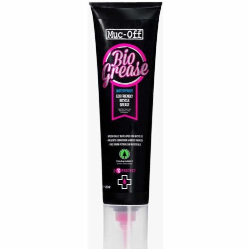 En svart tub med Muc-Off Bio Grease med rosa och vit text står upprätt. Etiketten framhäver att den är vattentät, miljövänlig och utformad för cykelunderhåll. Tuben har ett genomskinligt lock.