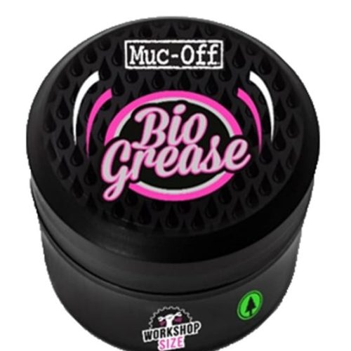 En svart behållare märkt "Muc-Off Bio Grease" med rosa och vit text och ett märke för verkstadsstorlek på locket. Det finns också en liten grön ikon på sidan av behållaren.