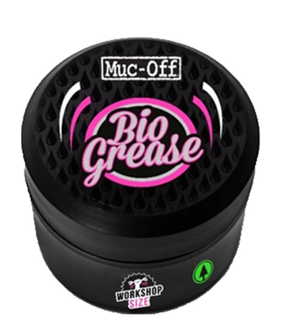 Muc-Off-Bio-Grease-450.jpg En svart behållare märkt "Muc-Off Bio Grease" med rosa och vit text och ett märke för verkstadsstorlek på locket. Det finns också en liten grön ikon på sidan av behållaren.