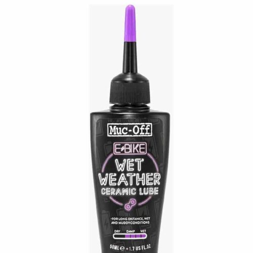 En svart plastflaska märkt "Muc-Off E-Bike Wet Weather Ceramic Lube" med ett munstycke med lila spets, avsedd för långdistanscykling i våta och leriga förhållanden. Flaskans storlek är 50 mL (1,7 US fl oz).