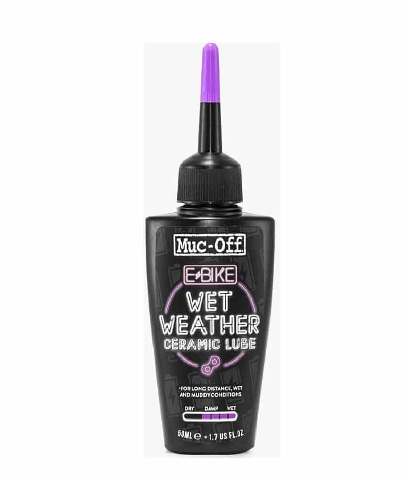 Muc-Off-Wet-weather-lube-50.jpg En svart plastflaska märkt "Muc-Off E-Bike Wet Weather Ceramic Lube" med ett munstycke med lila spets, avsedd för långdistanscykling i våta och leriga förhållanden. Flaskans storlek är 50 mL (1,7 US fl oz).