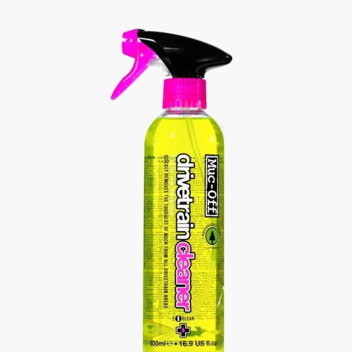 En sprayflaska i klar plast med ett rosa munstycke som innehåller Muc-Off drivlinetvätt. Den gula vätskan inuti är synlig och etiketten visar produktinformation i svart och vit text.