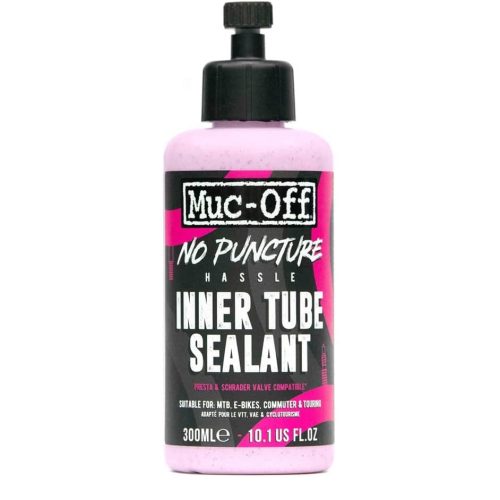 En 300 ml flaska med Muc-Off No Puncture Hassle Inner Tube Sealant, med svart lock och rosa vätska inuti. På etiketten står det att den är lämplig för MTB, elcyklar, pendlar- och touringcyklar.