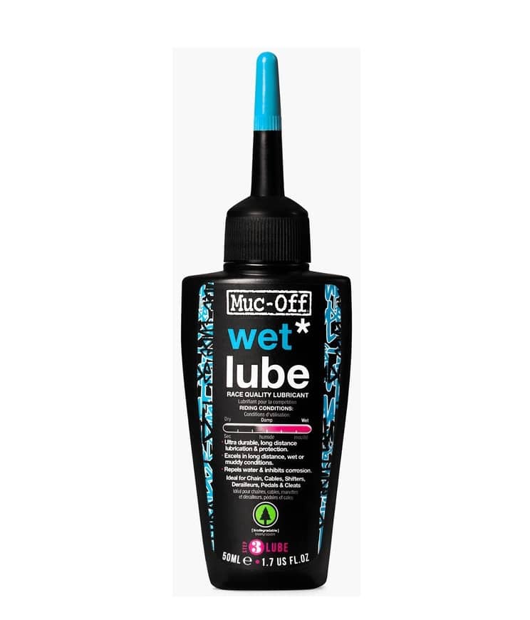 Muc-off-Wet-Lube-50.jpg En svart 60 ml flaska Muc-Off Wet Lube med ett spetsigt applikatorlock, med blå och vit text som beskriver den som ett smörjmedel av tävlingskvalitet för våta förhållanden, lämpligt för cyklar.