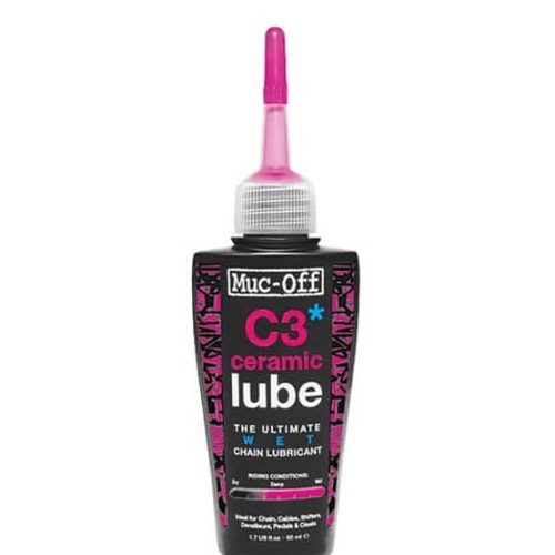 En flaska Muc-Off C3 Ceramic Wet Chain Lubricant med rosa munstycke och svart etikett, avsedd för cykelkedjor. Etiketten innehåller produktinformation i vit och rosa text.