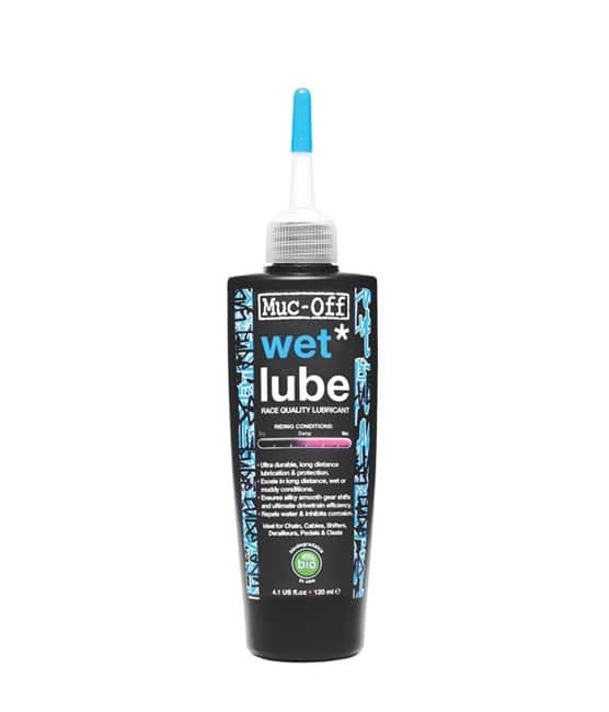 Muc-off-wet-lube-120.jpg En flaska Muc-Off Wet Lube med en spetsig blå och vit applikatorspets, med en svart etikett med blå och vit text och grafik. Flaskan står upprätt mot en vit bakgrund.