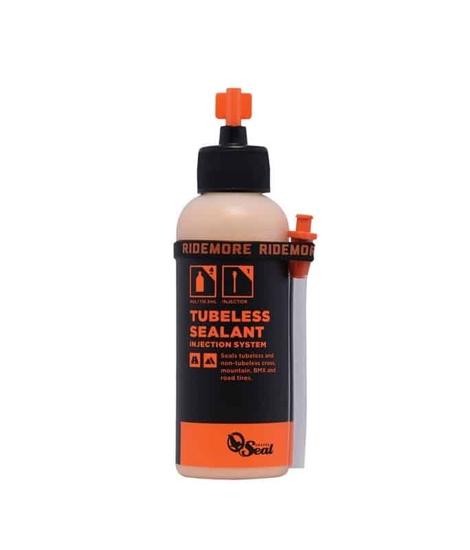 Orangeseal-237ml-1.jpg En flaska RideMore Tubeless Sealant med ett anslutet injektionssystem och orange lock. Etiketten anger att den tätar tubeless- och icke-tubeless-däck och är lämplig för mountainbikes, gruscyklar och landsvägscyklar.