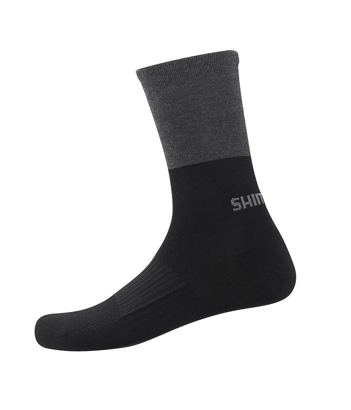 Original-Wool-Tall2.jpg En enkel strumpa med svart fot och underben och mörkgrå överdel. Strumpan har ordet "SHIM" synligt i ljus text nära vristen.