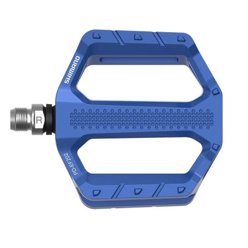 En blå Shimano cykelpedal med en bred, platt plattform, texturerad yta för grepp och en metallspindel märkt med ett "R" för höger. Modellnumret PD-EF202 är synligt på pedalens kropp.