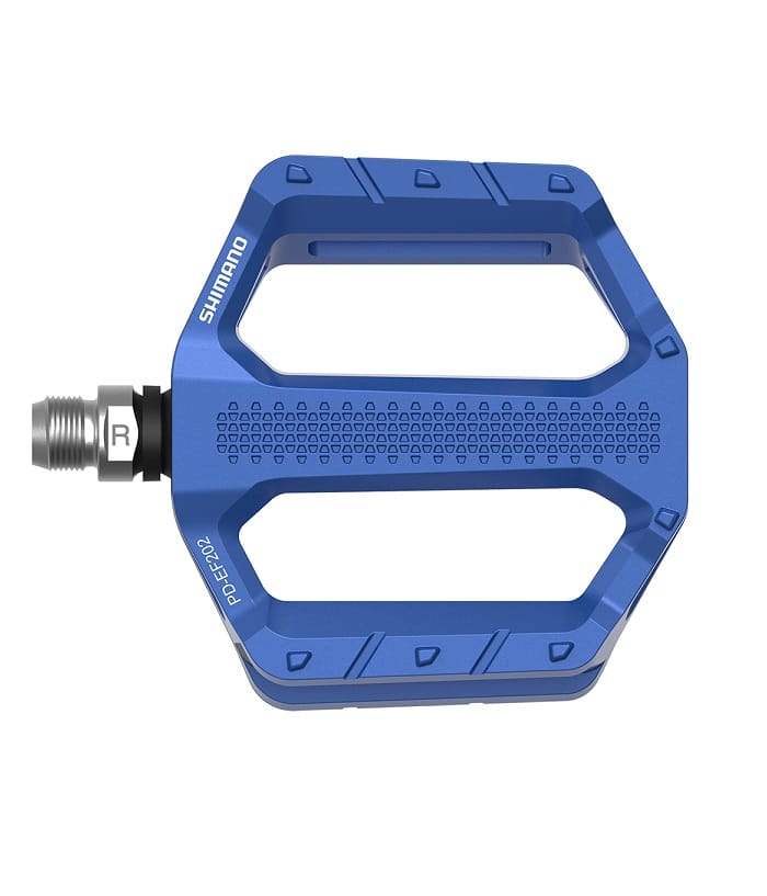 PD-EF202-Bla.jpg En blå Shimano cykelpedal med en bred, platt plattform, texturerad yta för grepp och en metallspindel märkt med ett "R" för höger. Modellnumret PD-EF202 är synligt på pedalens kropp.