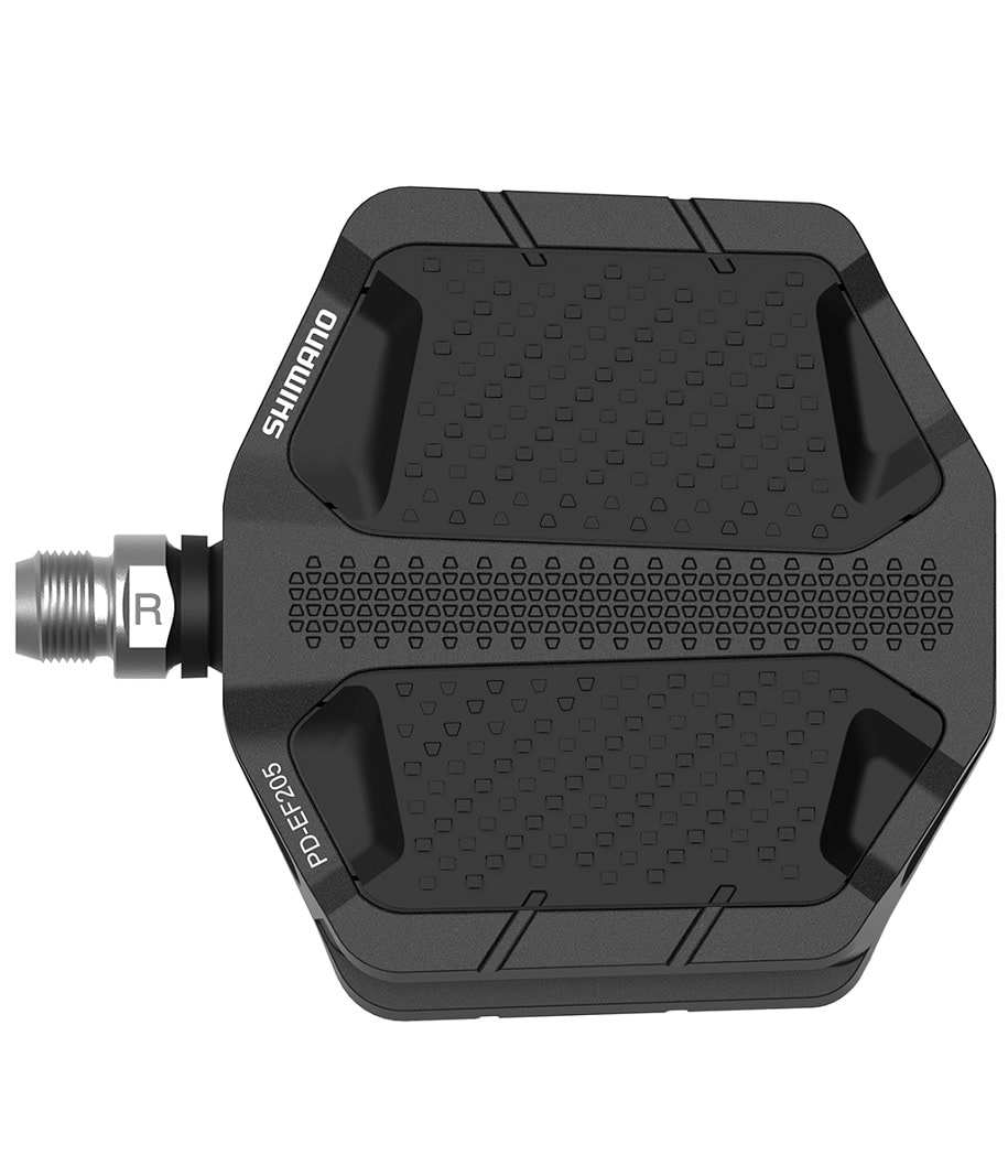 PD-EF205-Svart.jpg En svart Shimano PD-EF205 cykelpedal med en texturerad, halksäker yta, märkt "R" för höger. Pedalen har en metallspindel och vinklade hörn.