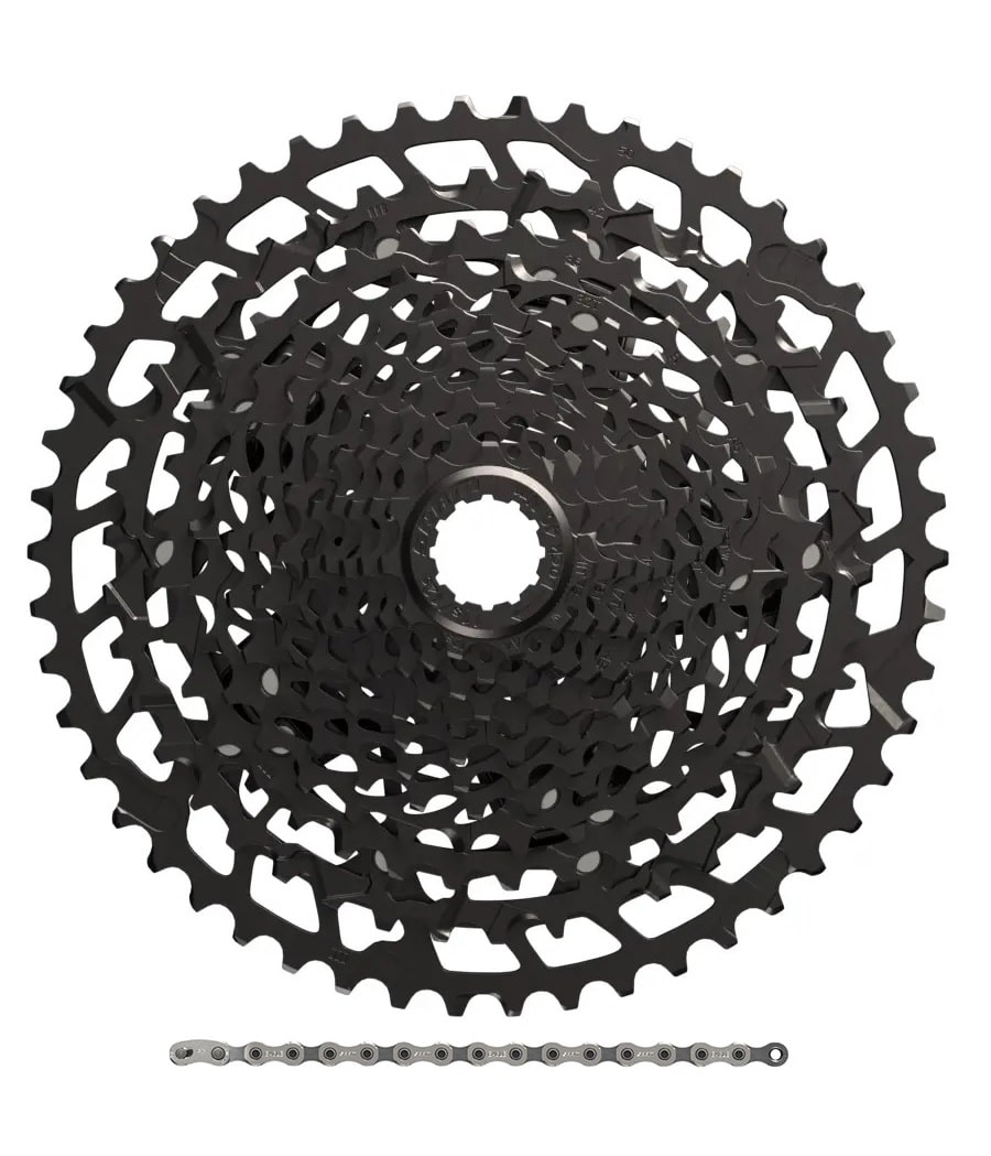 PG-1230-NX-Eagle-powerpac.jpg En stor svart cykelkassett med flera kedjehjul är centrerad ovanför en silverfärgad cykelkedja, båda visas mot en vit bakgrund.