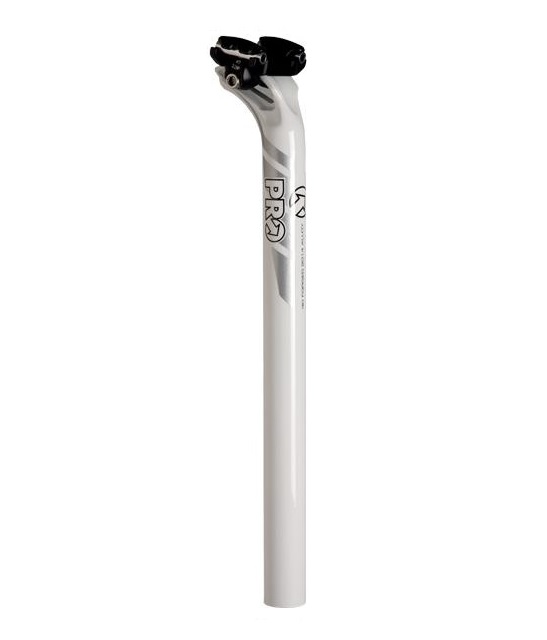PRO-PLT-Vit-DI2-sadelstolpe.jpg En silvrig cykelsadelstolpe med en lätt böjning nära toppen, svart sadelklämma och "PRO"-märket tryckt på sidan. Sadelstolpen är fotograferad mot en vit bakgrund.