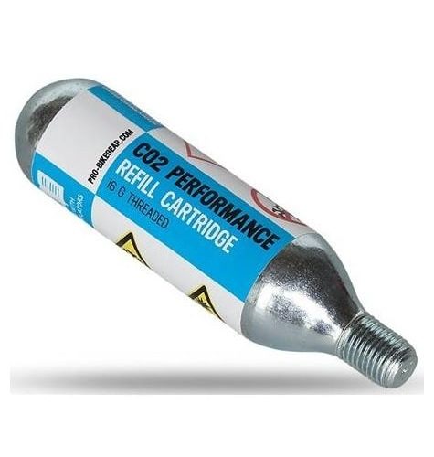 En CO2-patron av metall märkt "CO2 Performance Refill Cartridge 16 g Threaded" visas mot en vit bakgrund, med en gängad ände synlig i förgrunden.