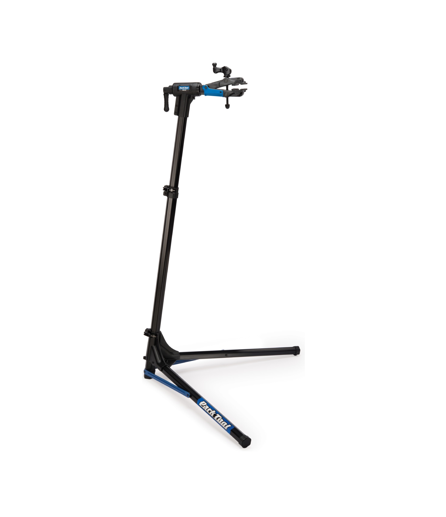 PRS-25.jpg Svart och blått cykelreparationsställ med en klämma upptill, en justerbar mittaxel och två ben som sträcker sig ut för stabilitet mot en vit bakgrund.