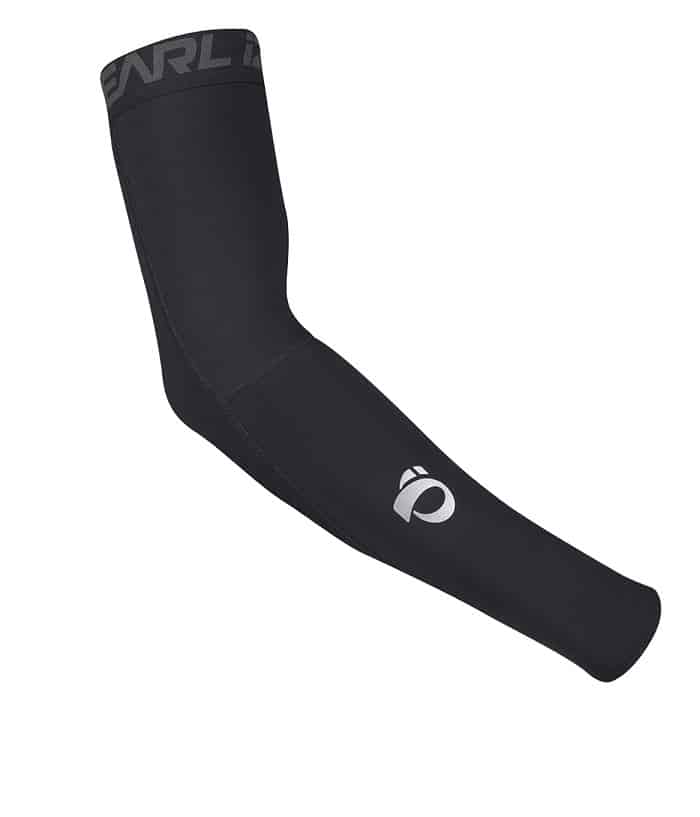 Pearl-Izumi-Elite-Thermal-Armvarmare.jpg En svart armärm med en vit logotyp nära handleden och ordet "PEARL" delvis synligt på det övre bandet, på en vit bakgrund.