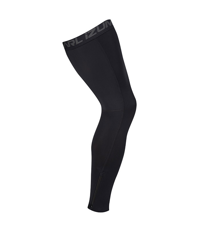 Pearl-Izumi-benvarmare-med-permanent-vattenavstotande-yta.jpg En enda svart, hellång kompressionsfodral med synlig dragkedja nära vristen och "PEARL IZUMI"-märket på linningen, mot en vit bakgrund.