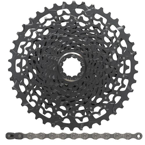 En cykelkassett med flera kedjehjul i svart metall som är placerade i ett cirkulärt mönster, ovanför en cykelkedja i metall som är placerad i en rak linje mot en vit bakgrund.