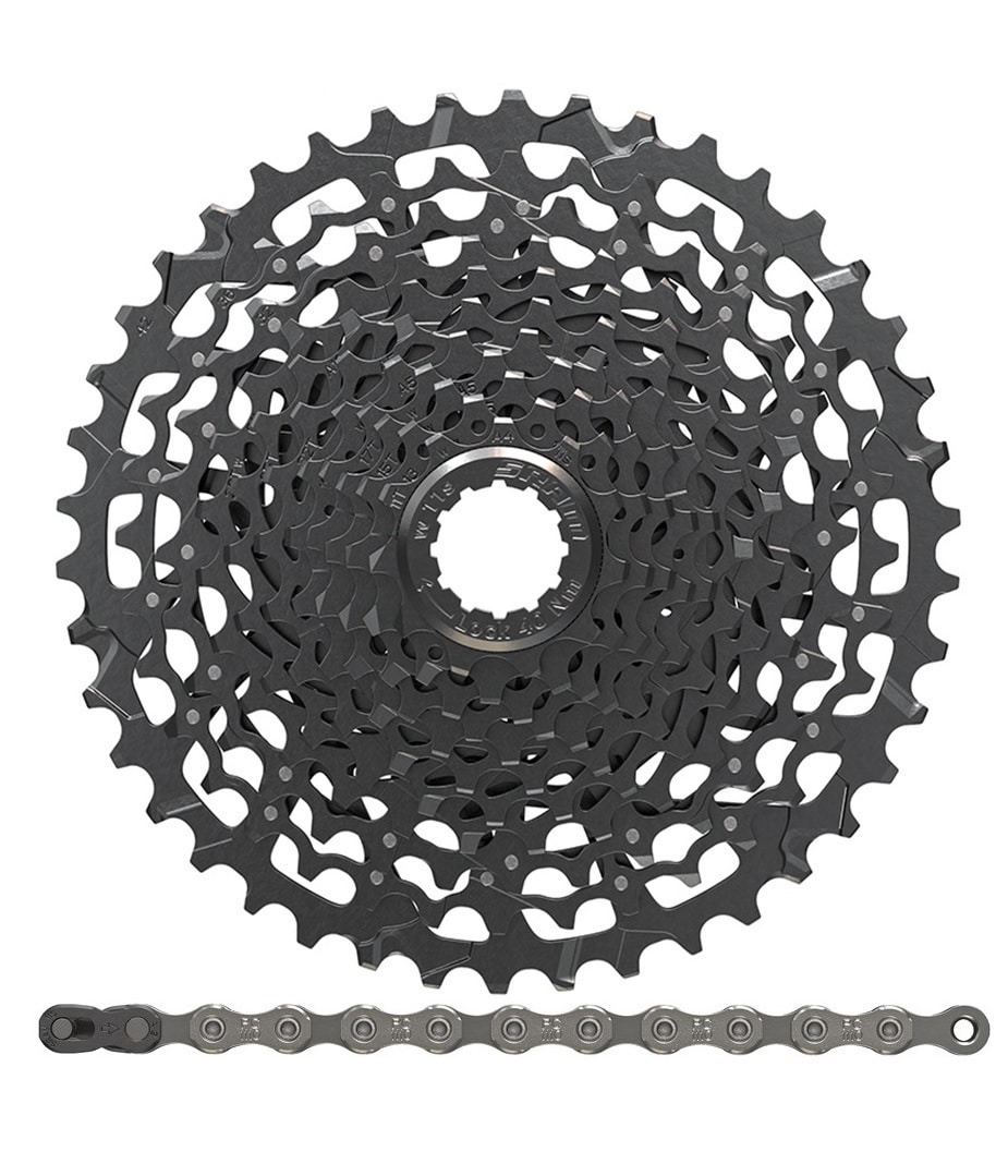 Powerpack-PG1130-PC1110-11-42T.jpg En cykelkassett med flera kedjehjul i svart metall som är placerade i ett cirkulärt mönster, ovanför en cykelkedja i metall som är placerad i en rak linje mot en vit bakgrund.