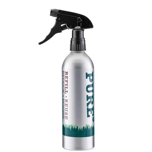 En sprayflaska i metall med svart munstycke och texten "PURE" vertikalt i blå bokstäver. På flaskan finns också orden "Refill - Reuse - Reduce" och en grön trädsilhuett längst ned.